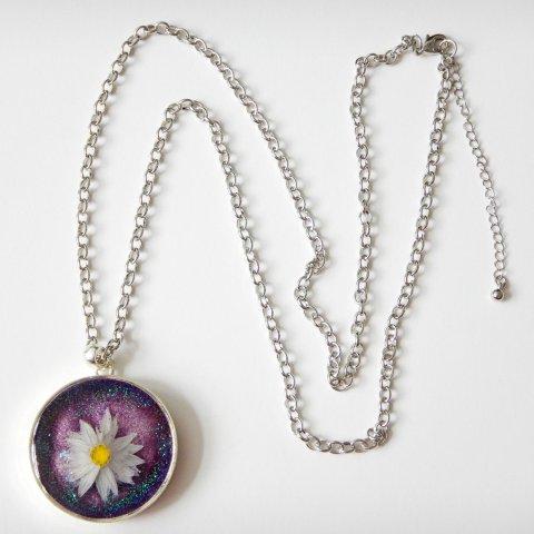 Daisy with Violet Glitter - Resin Necklace